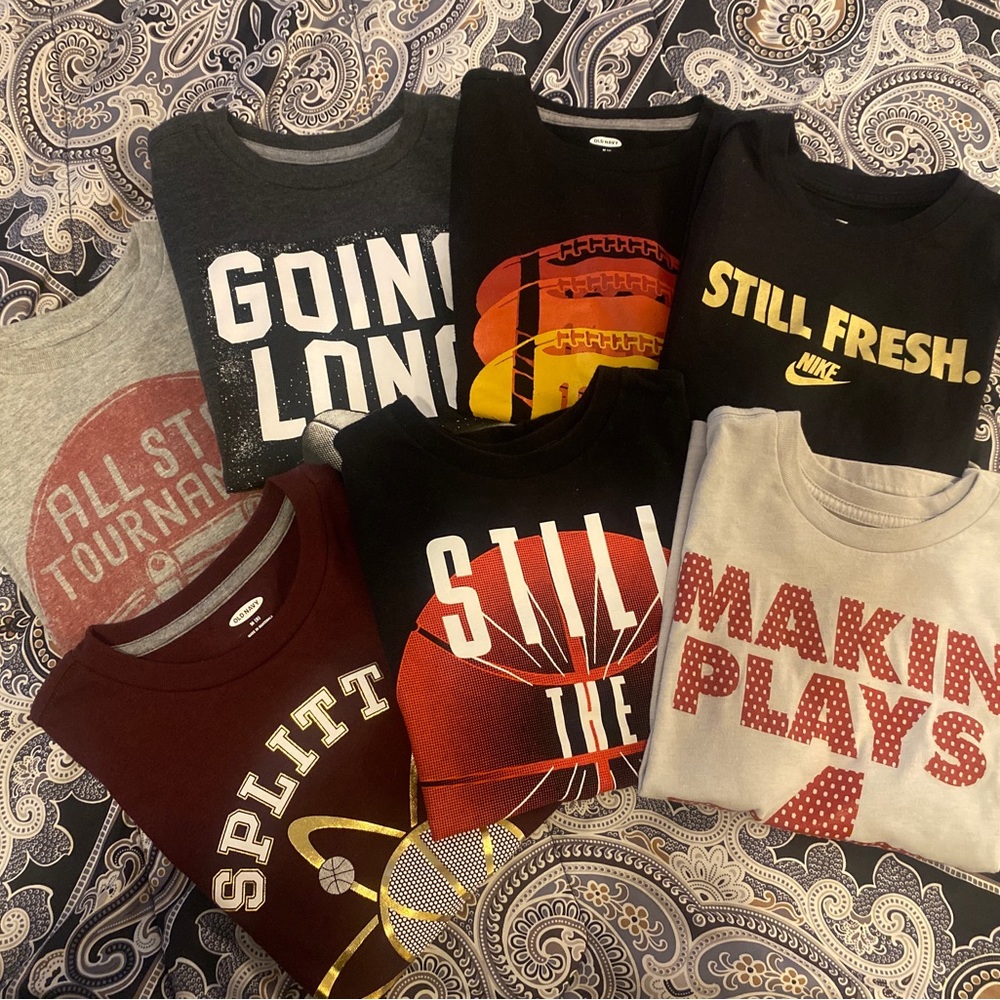 EUC!! Bundle of 7 size medium boys sports themed shirts for one price!! 💙